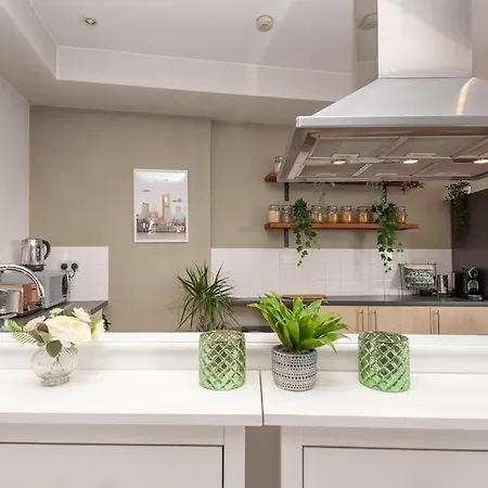 Shoppers Oasis - Heart Of Centre - Pass The Keys Leeds (West Yorkshire)