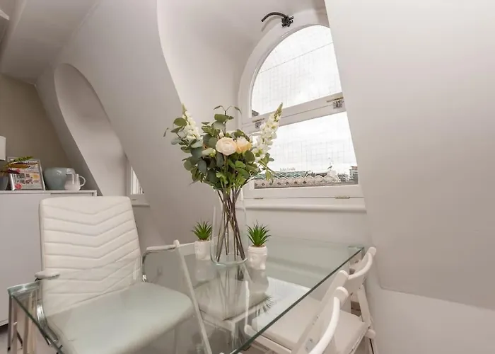 Shoppers Oasis - Heart Of Centre - Pass The Keys * Leeds (West Yorkshire)